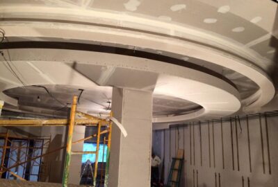 Formas decorativas de techos de un local.